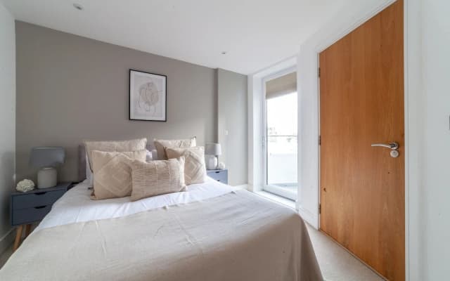 3 Bed Flat by Limehouse Basin - photo 3