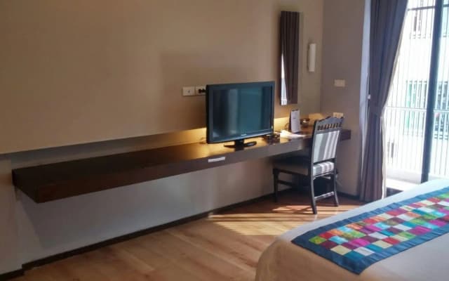 At One Inn Hualamphong Hotel - photo 5