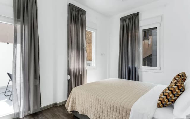 Sanders Center - Cozy Studio Apt With Balcony - photo 3