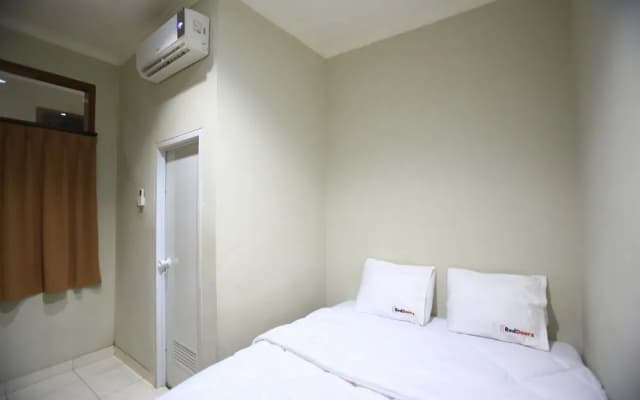 RedDoorz @ Karet Pedurenan 2 - photo 5