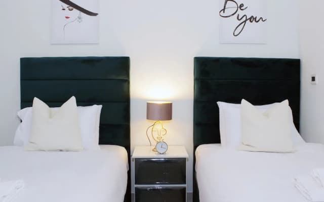 Luxury StayCation - Tranquil Retreat With Beautiful Park Views - photo 3