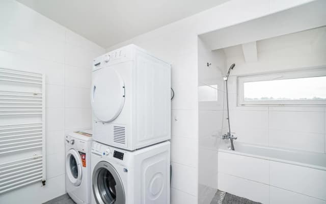Central, Spacious, Modern 5 Bedrm duplex w/Balcony - photo 5