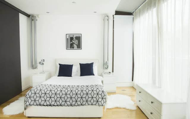 The Holborn Lights - Modern 3BDR Home with Rooftop Terrace & Garage - photo 5
