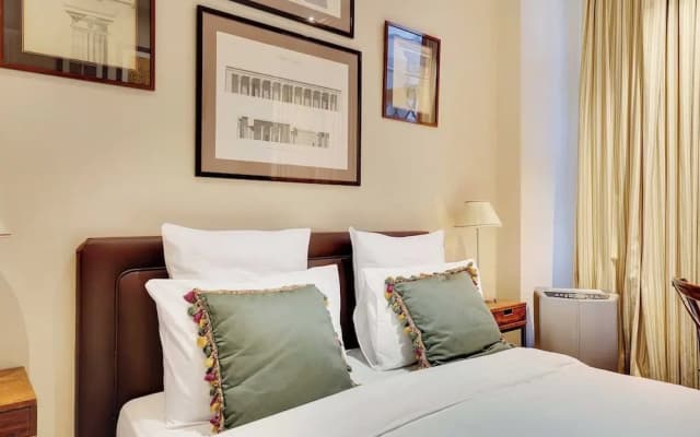 Historic Elegance in the Heart of Marais - 6p/2br - photo 2