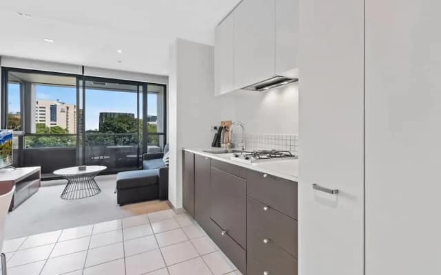 Central 1-bed Apartment With Secure Parking - photo 5