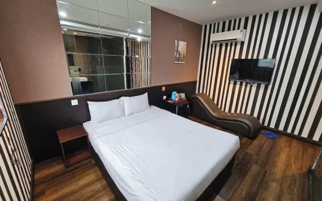 Pink Hotel - photo 2