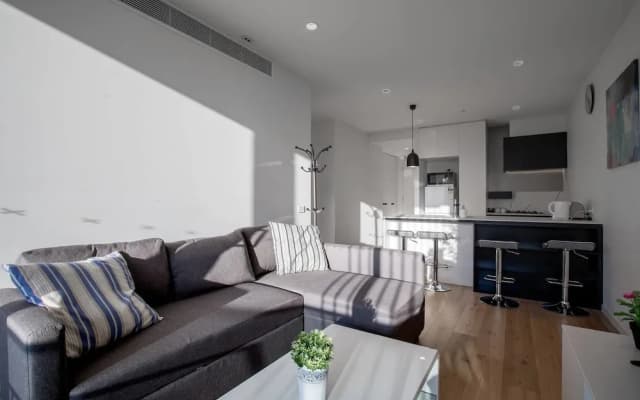 Brand New APT with Sea Views in Heart of St Kilda - photo 2