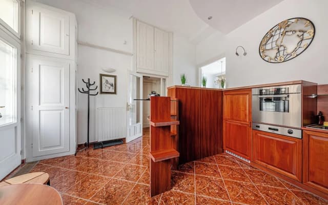Budapest Classic Charm | 2Br + Cornertub + Smarttv - photo 3