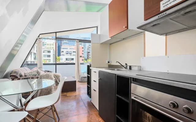 Melbourne Skyline Suite CBD with views - photo 5