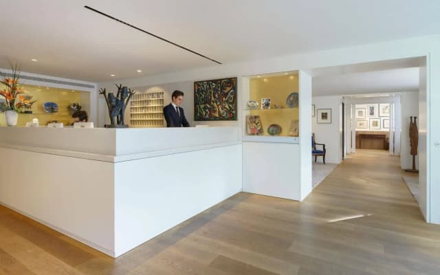 Ambassade Hotel - photo 2