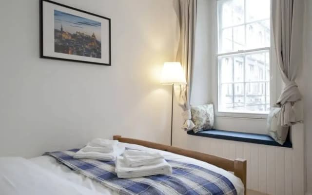 Central 2 Bedroom Flat In Edinburgh - photo 4
