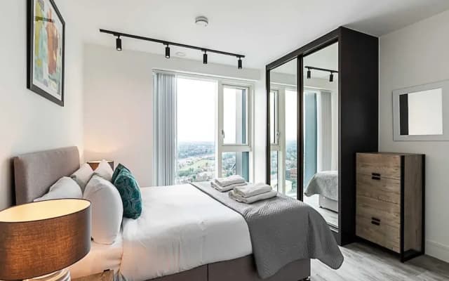 Two Bedroom Luxury Retreat At North Acton, London - photo 3