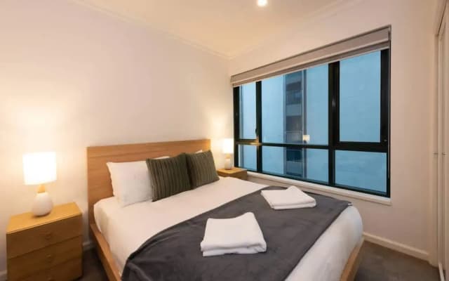 Spacious 3-bed Unit in Melbourne CBD w/ Pool & Gym - photo 2