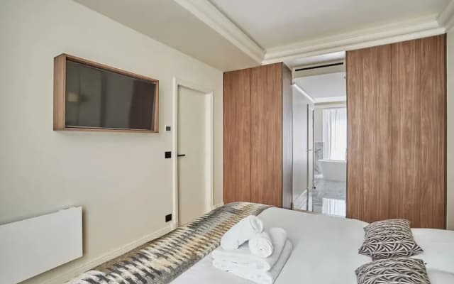 Incredible Le Marais Apartment With Terrace - photo 2