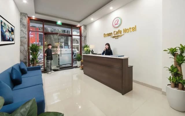 Queen Cafe Hotel - photo 3