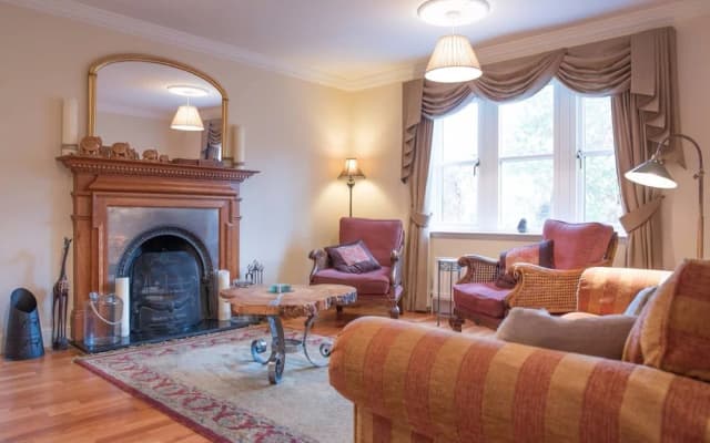 5 Bedroom House With Free Parking - photo 3
