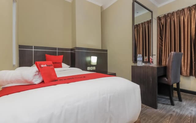 RedDoorz Plus @ Thamrin - photo 4