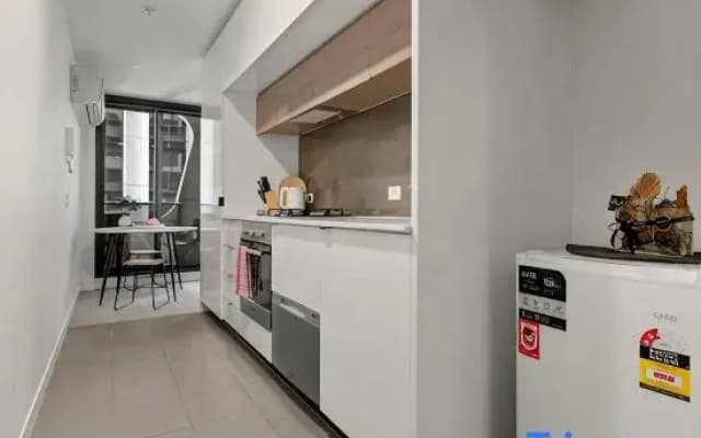 Unbeatable Location - Sleek 1BR  Melbourne Central - photo 3