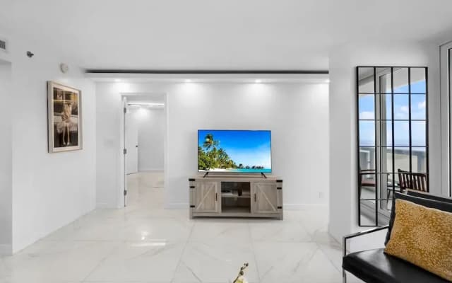 Chic Bayfront Condo With Stunning View - photo 3