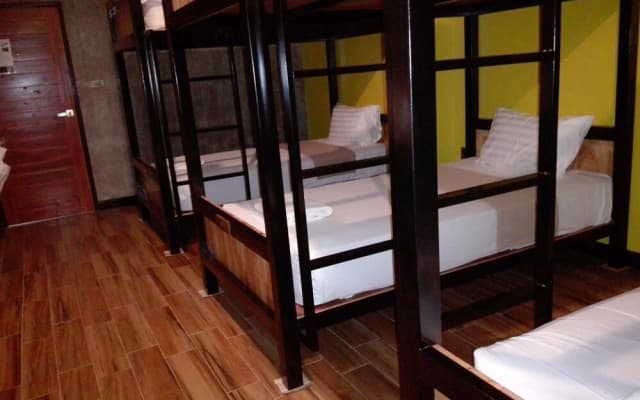 Lanta Chaolay Hostel - photo 2