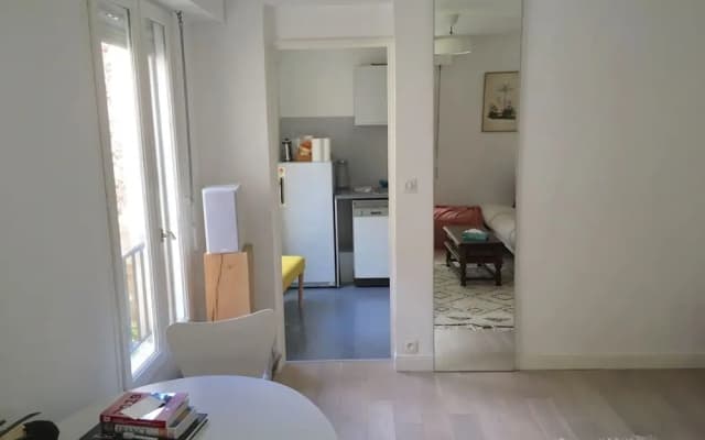 Flat In Le Marais With 2 Bedrooms - photo 2