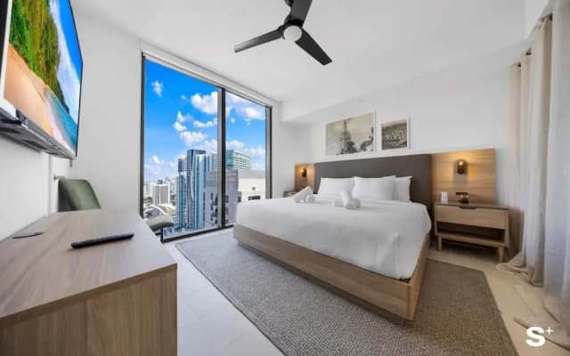 Downtown 1BR Apt with Skyline Views - photo 2