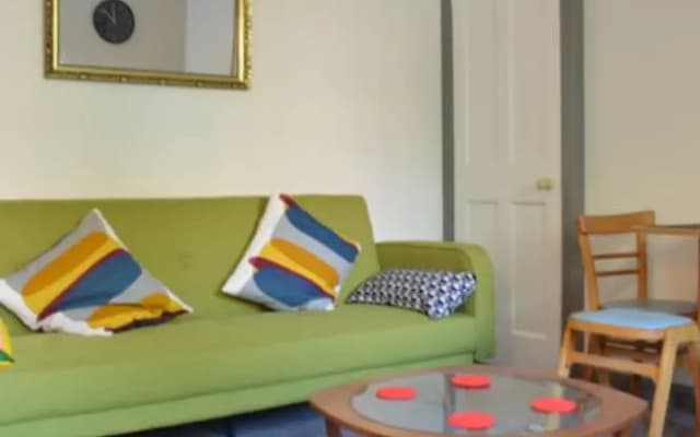 2 Bedroom Flat Near Leith Walk - photo 2