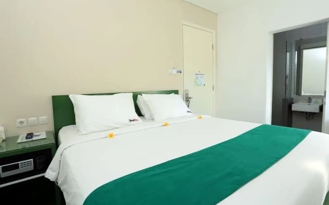 RedDoorz Near Pantai Jerman - photo 5