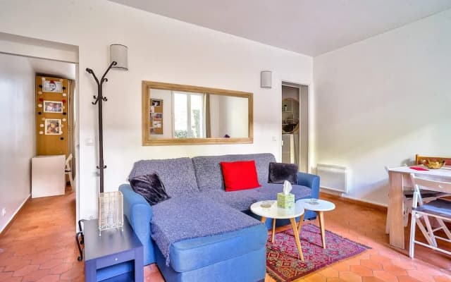 Charming 2 Room Apartment Near Square Louise-michel - photo 3