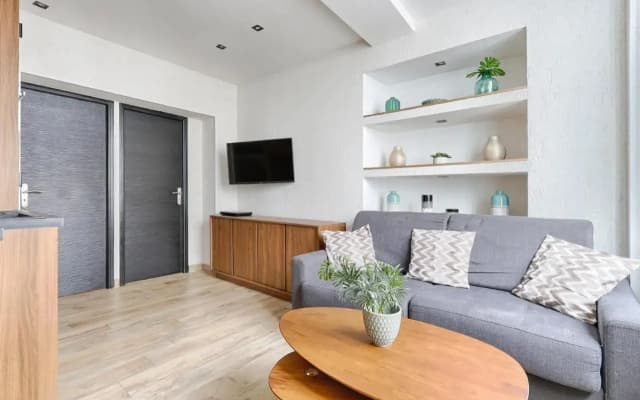 Home Suite Home Canal Saint Martin 2BR - photo 3