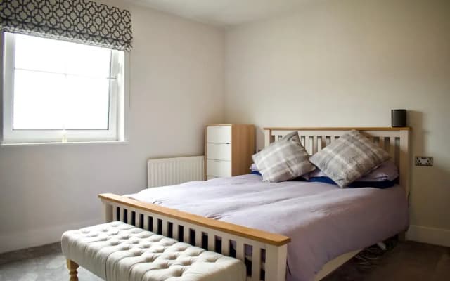 Large 2 Bedroom Flat in Leith With Free Parking - photo 5