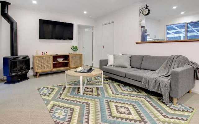 Stylish Coastal Retreat - photo 3