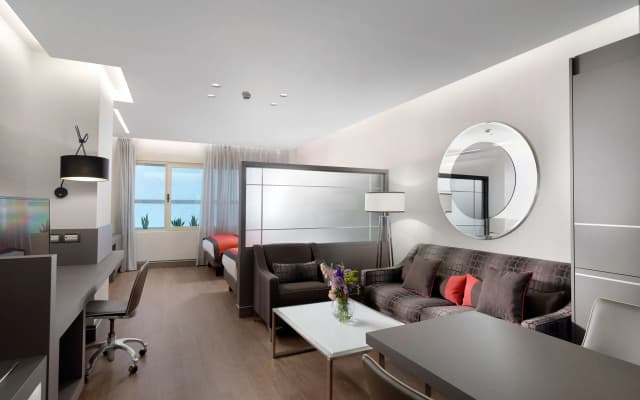 Holiday Suites - photo 3