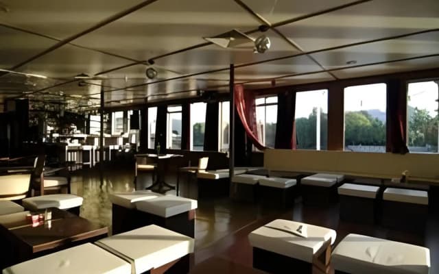 Eastern Comfort - The swimming hostel - photo 3