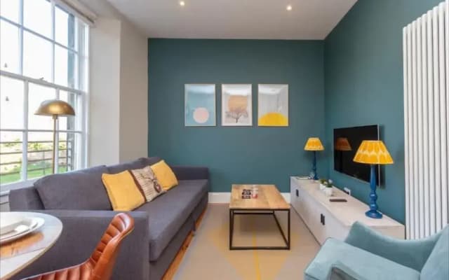 2bed 2bath Apartment Beneath Edinburgh Castle - photo 5