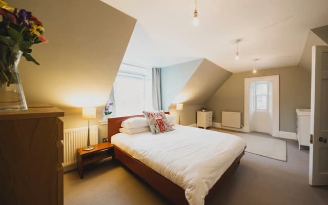 Beautiful 3 Bedroom Georgian Townhouse With Parking - photo 5