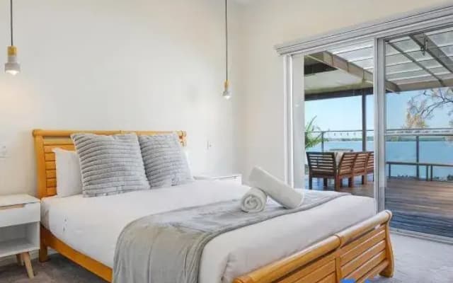 Spacious 4BR Riverfront Getaway in Taren Point - photo 3