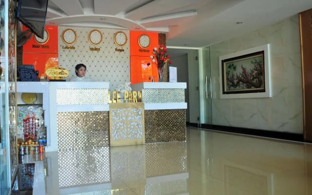 Lee Park Hotel - photo 2