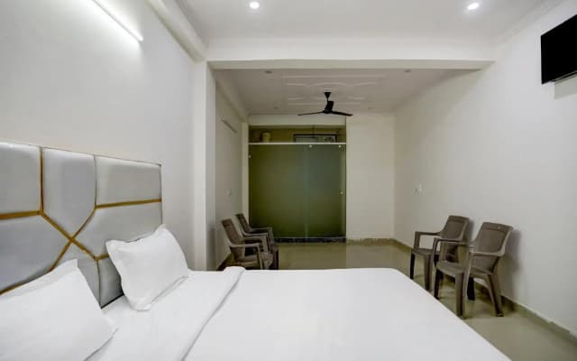 OYO Flagship 80510 Four Seasons Inn - photo 4