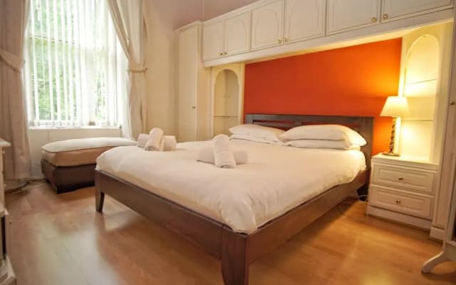 Spacious 2 Bedroom Flat, Leith Walk - photo 2