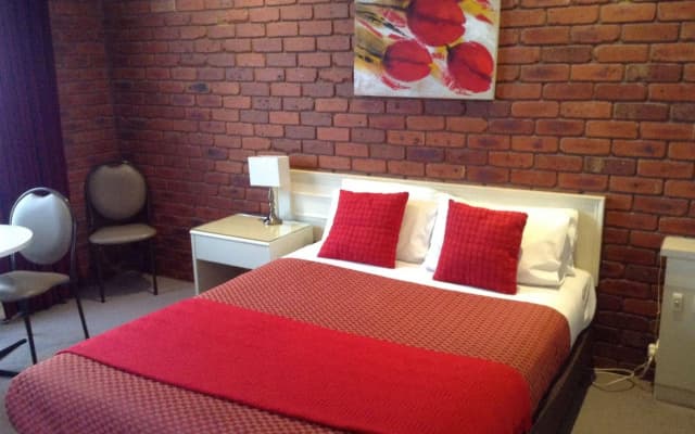 Melton Motor Inn & Apartments - photo 2