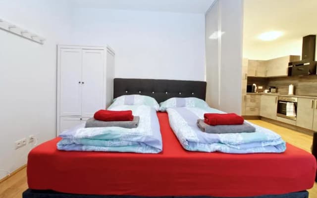 Balcony/Pool/Free Parking Garage Studio - photo 5
