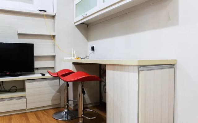 Fully Furnished and Cozy Design 1BR Green Pramuka Apartment - photo 4