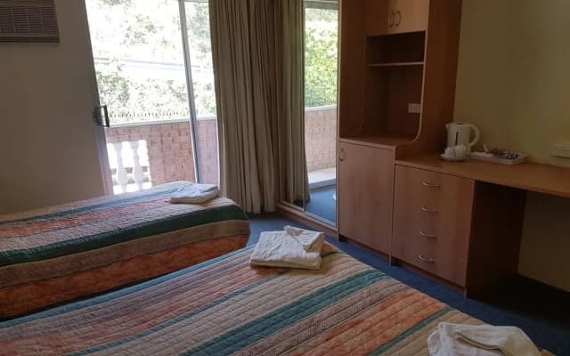 Rest Easy Motel - photo 2