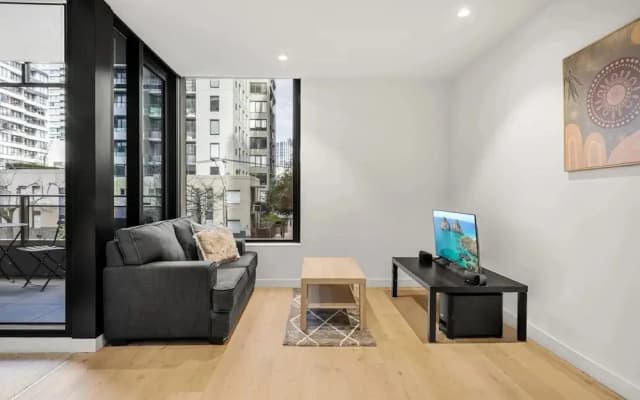Chic 1-bed South Melbourne Unit With Pool & Gym - photo 3