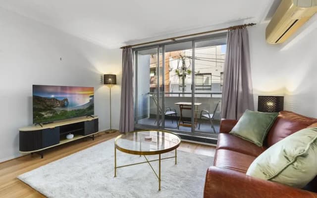 Bright 1-bed Apartment in Central Redfern - photo 3