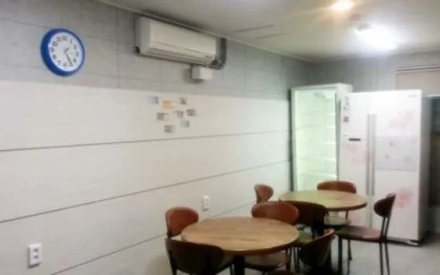 Running Man Hostel - photo 2