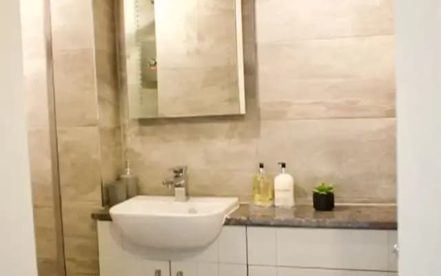 Welcoming 2 Bedroom Flat Near Fountainbridge - photo 4