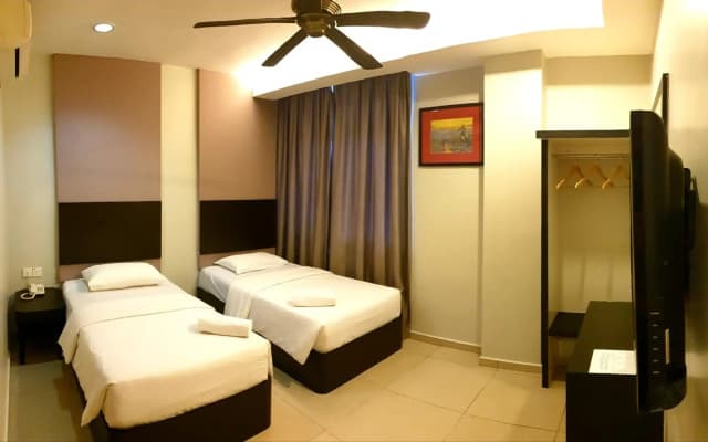 Golden Court Hotel - photo 4