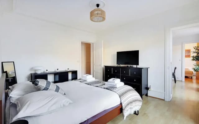 Experience the Parisian Lifestyle: 2BR Near Porte Maillot - photo 5